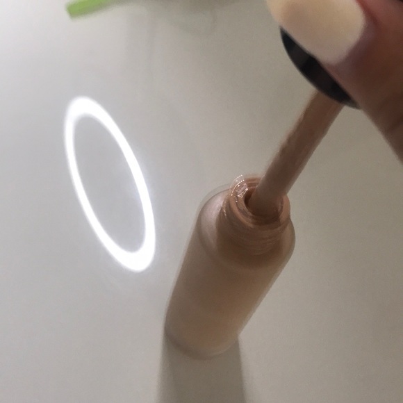 BECCA aqua luminous perfecting foundation - FAIR - Picture 3 of 4